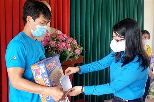 Trao quà cho công nhân đang thực hiện “3 tại chỗ” của Công ty TNHH Emico, KCN Long Bình (Đồng Nai)