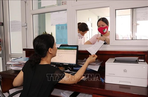 Người dân giao dịch tại quầy Bảo hiểm xã hội tỉnh Bắc Ninh.