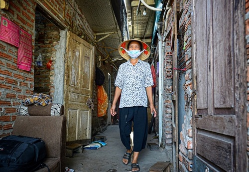 Lao động tự do mất việc, sống tạm bợ trong xóm trọ ven sông tại Hà Nội.