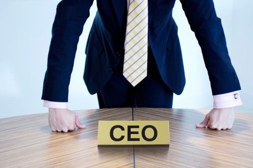 CEO là viết tắt của Chief Executive Officer, tiết Việt dịch là Giám đốc điều hành hay Tổng giám đốc điều hành