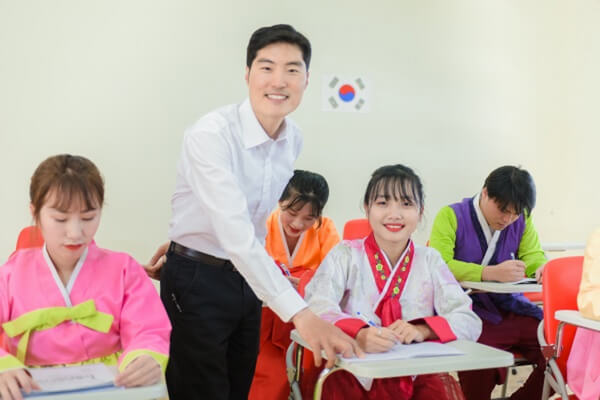 Giáo viên, trợ giảng tại trung tâm giảng dạy tiếng Hàn