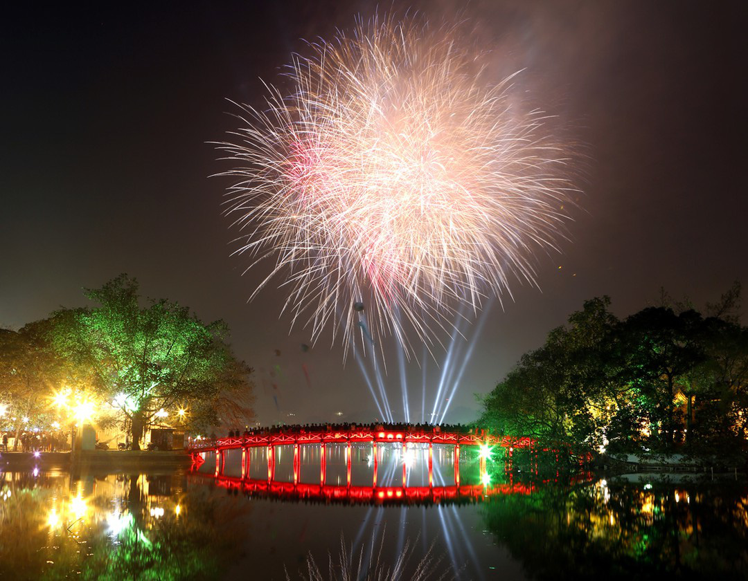 Bắn pháo hoa tại Cầu Thê Húc, Hà Nội
