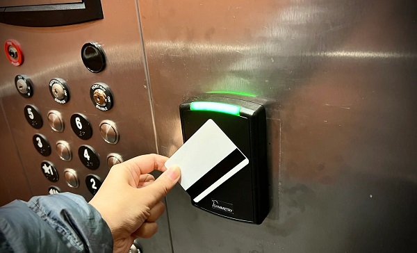 Sử dụng thẻ quẹt cá nhân để sử dụng thang máy đối với căn hộ cao cấp Duplex (Nguồn: Internet)