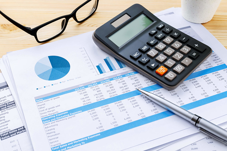 Phân tích và tổng hợp số liệu, lên báo cáo tài chính là nhiệm vụ của một kế toán ngân hàng