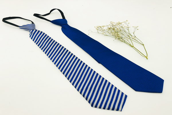 Cà vạt sẽ giúp cho bộ outfit của thầy trông lịch lãm hơn (Nguồn: Internet)