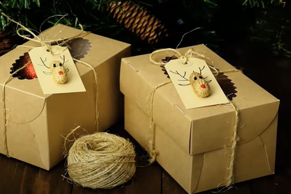 Làm thiệp Giáng Sinh bằng hạt đậu phộng (Nguồn: Internet)