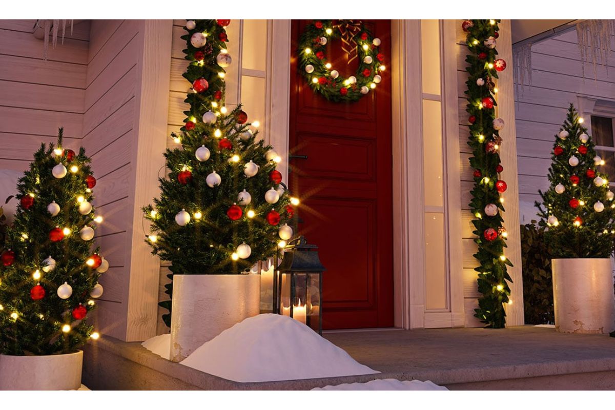 Trang trí cây thông Noel ngoài trời đơn giản với quả châu và dây đèn