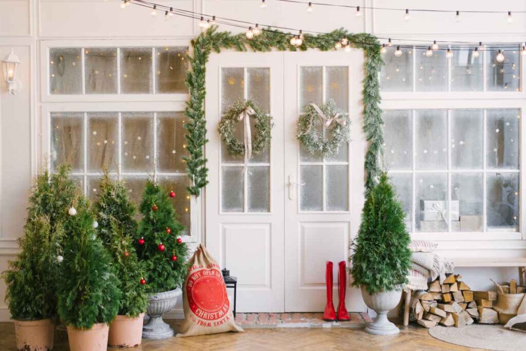 Trang trí Giáng sinh trước hiên nhà với những chậu cây xanh xinh xắn