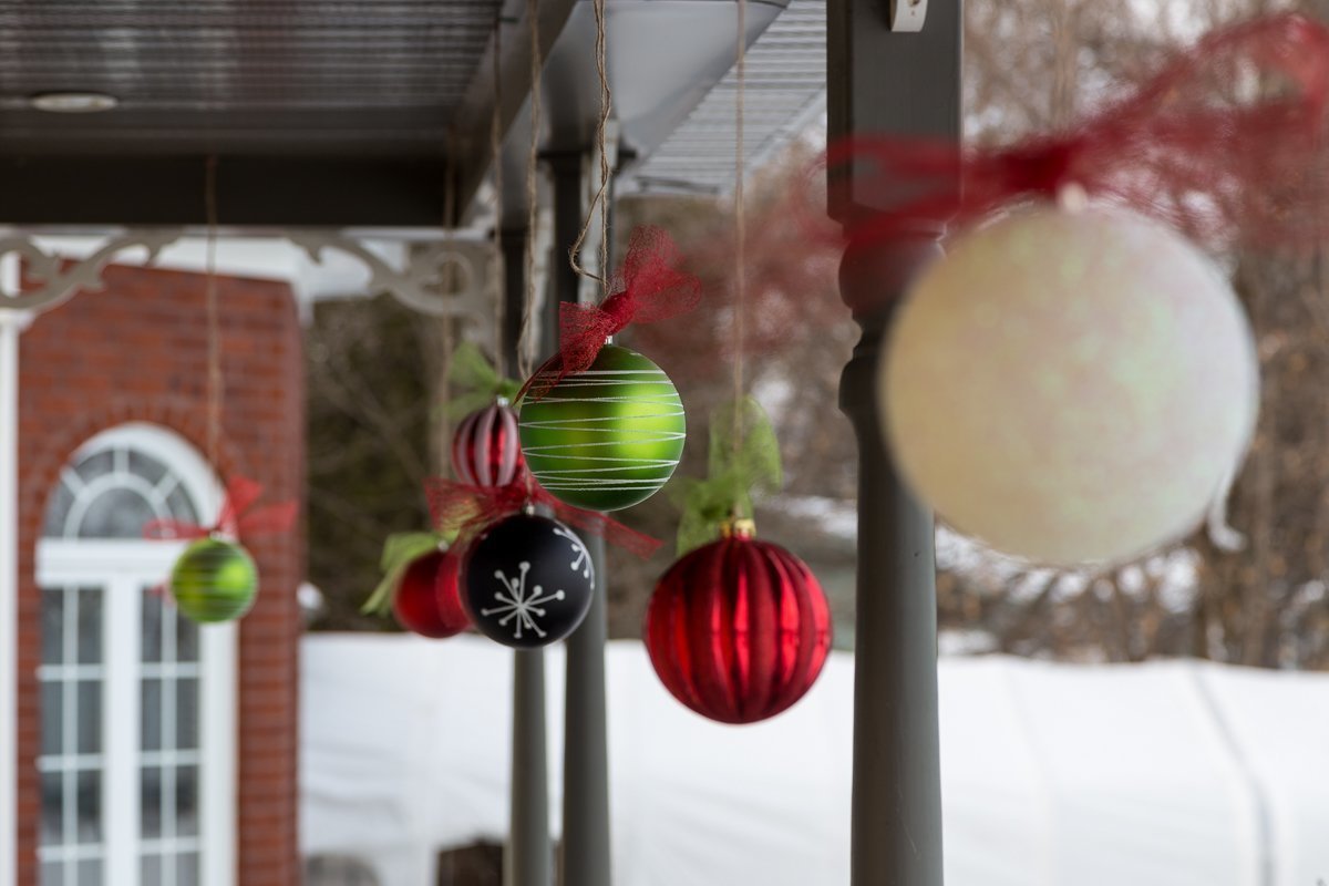 Bạn có thể treo quả châu trước hiên nhà thay vì chỉ treo trên cây thông Noel
