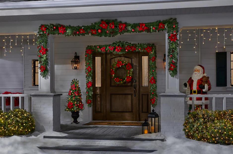 Trang trí Noel trước nhà với dây đèn và mô hình ông già Tuyết