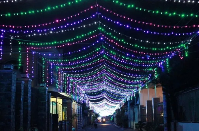 Dây đèn led biến khu phố tràn ngập không khí Giáng sinh