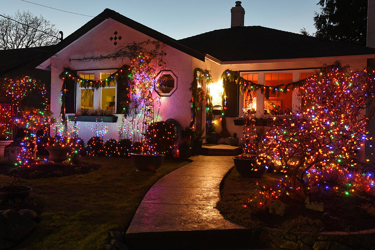Trang trí Giáng sinh trước nhà với đèn led