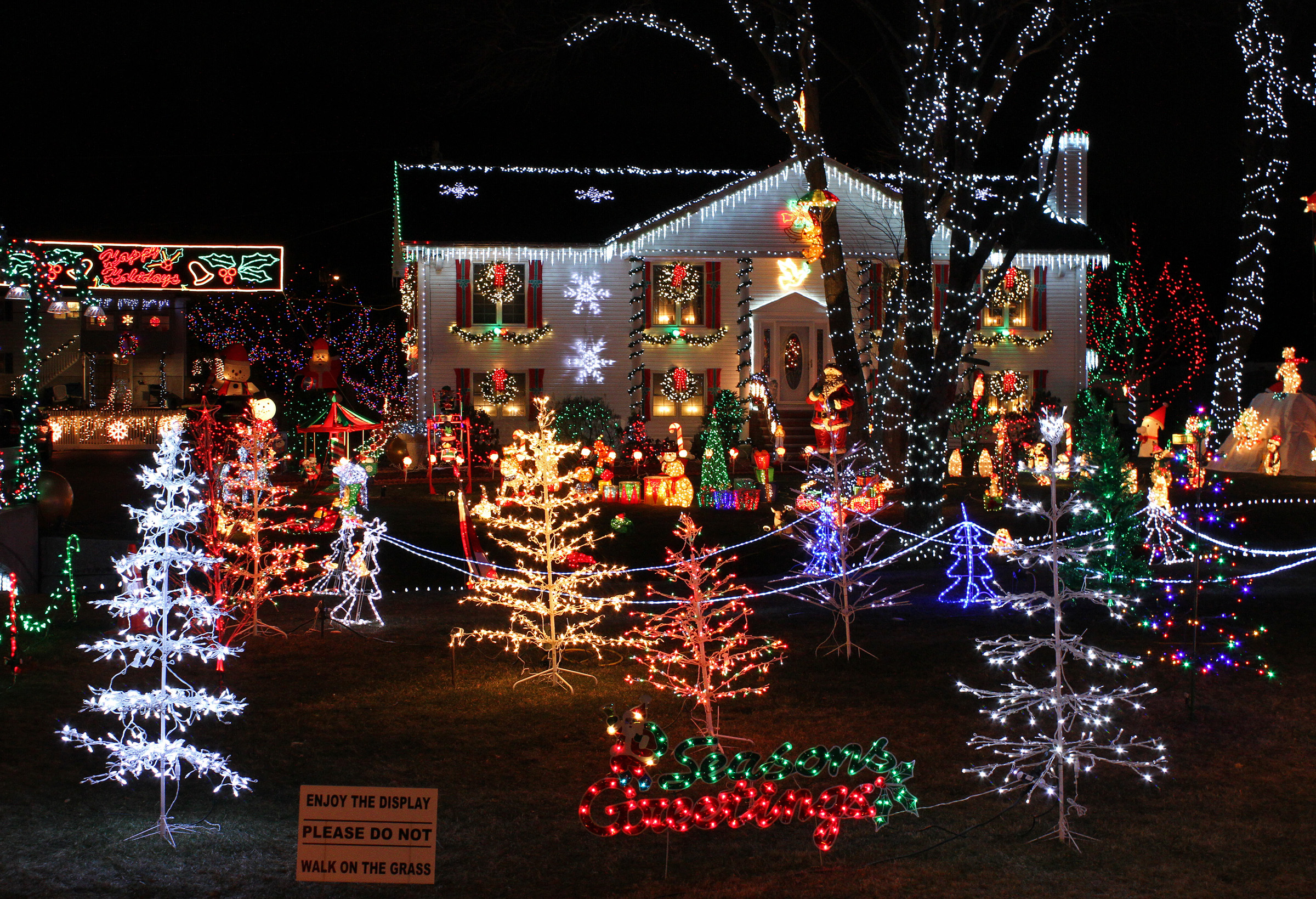 Trang trí Noel sân vườn với nhiều cây thông Noel và dây đèn led