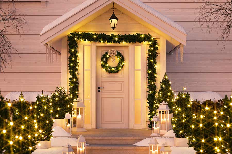 Trang trí Noel với dây đèn led lấp lánh treo trước lối vào nhà