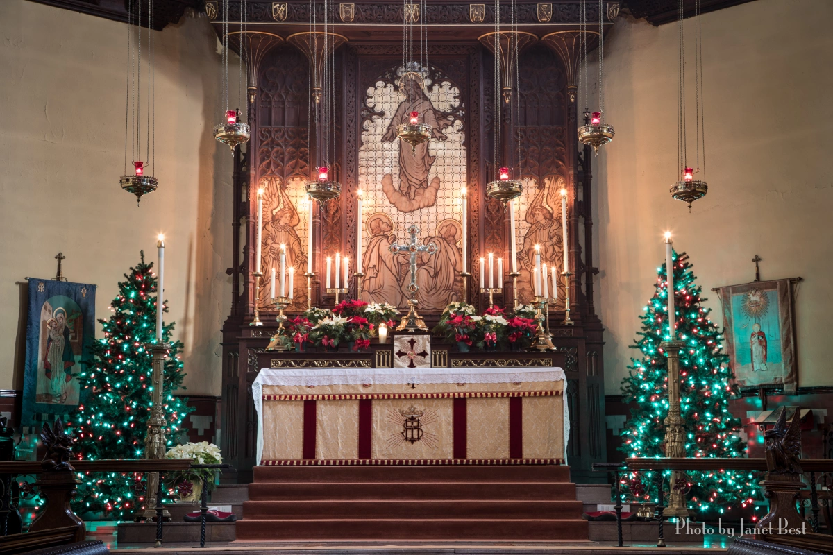 Không gian thánh đường cực kỳ trang trọng và lung linh và mùa Noel