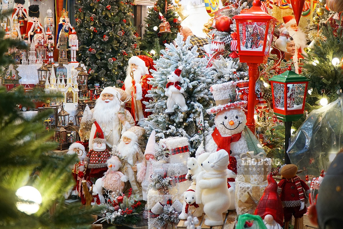 Những mô hình trang trí Noel hiện nay được bày bán ở rất nhiều nơi
