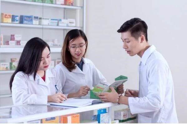 Công việc của nhân viên môi giới thuốc là tư vấn sản phẩm thuốc cho khách hàng