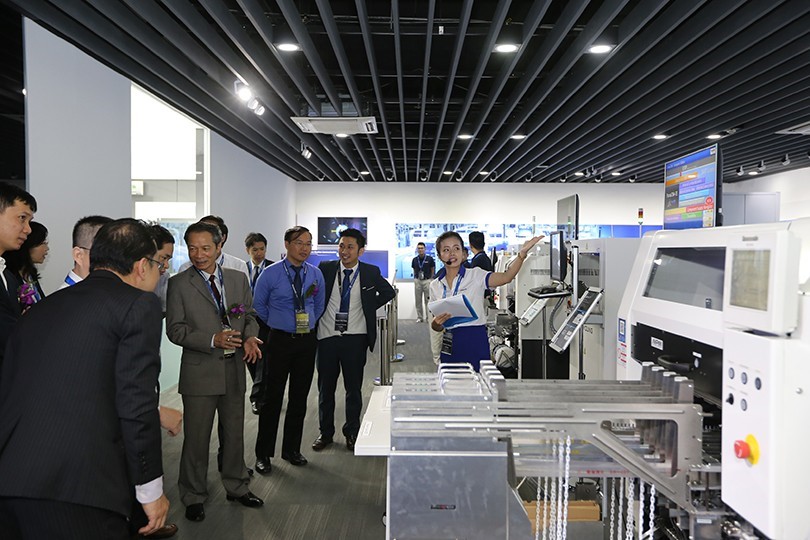 Trung tâm trưng bày công nghệ về giải pháp nhà máy Panasonic là nơi anh Hùng (thứ hai từ phải sang) thường xuyên đón tiếp khách hàng tới tham quan và làm việc.