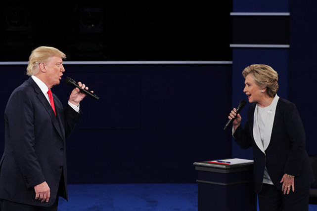 Ông Donald Trump và bà Hillary Clinton đang tranh nói trong cuộc tranh luận lần 2 tại trường Washington University ở thành phố St Louis, Missouri vào đầu tháng 10 - Nguồn: Chip Somodevilla/ Getty Images