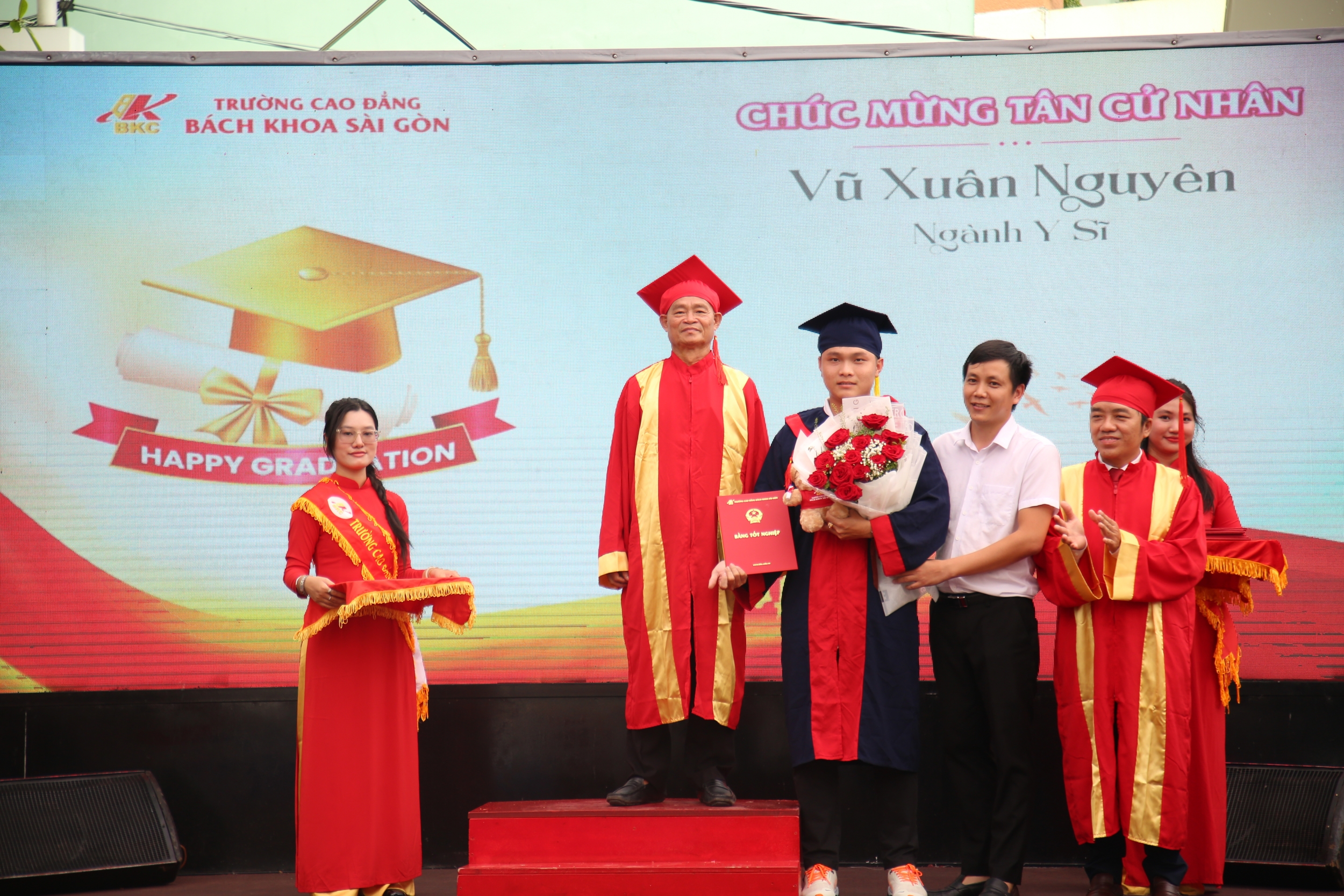 Khoảnh khắc vinh danh và trao bằng cho những tân cử nhân