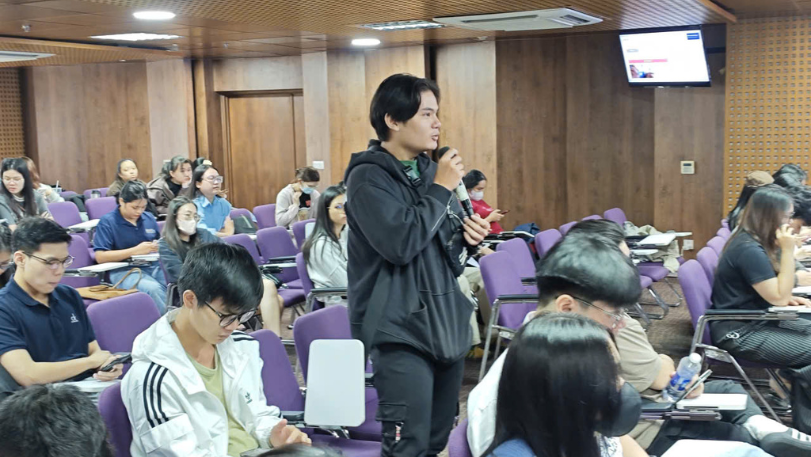 Các bạn sinh viên đặt nhiều câu hỏi về vấn đề nâng cao kỹ năng viết CV khi tham gia workshop