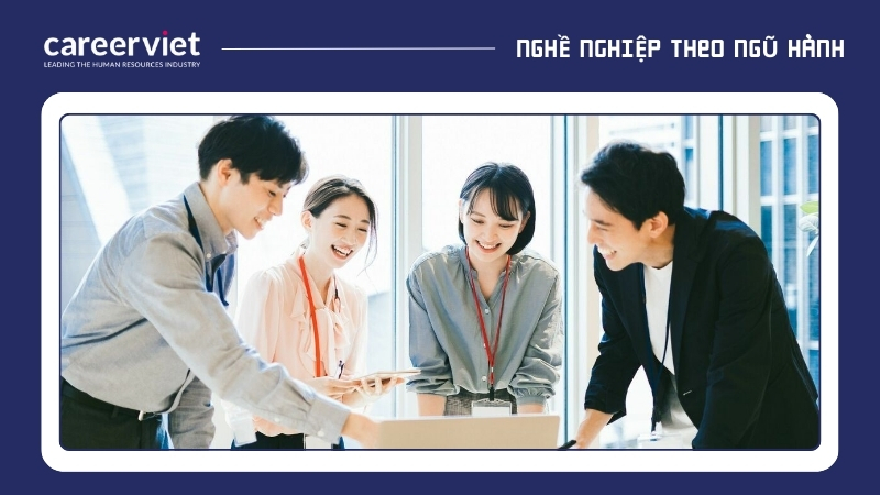 Không gian làm việc được trang trí cây xanh phong thủy, mang lại cân bằng, năng lượng tích cực và cơ hội thăng tiến cho nhóm