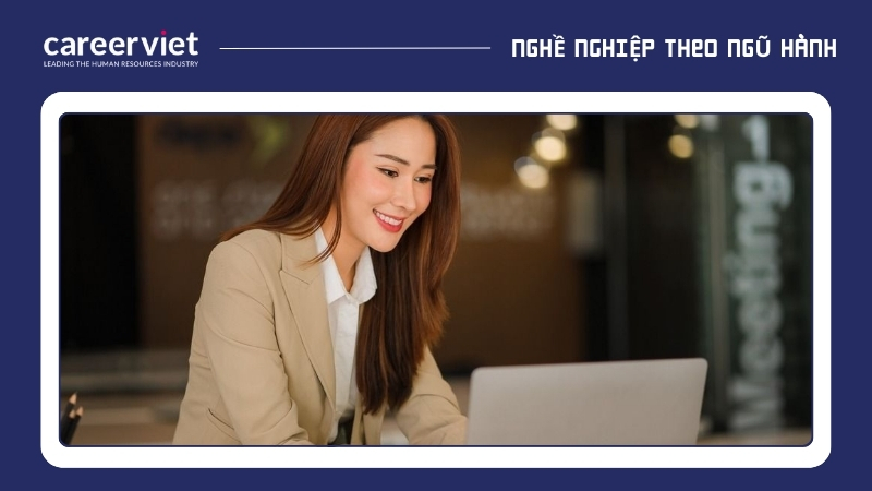 Ứng viên nữ tự tin trao đổi trong buổi phỏng vấn trực tuyến – sự chuẩn bị kỹ càng giúp khắc phục hạn chế và gia tăng cơ hội thành công