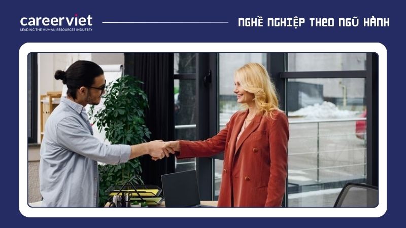 Kết hợp trang sức tinh tế cùng trang phục công sở giúp tạo ấn tượng chuyên nghiệp và tự tin trong giao tiếp
