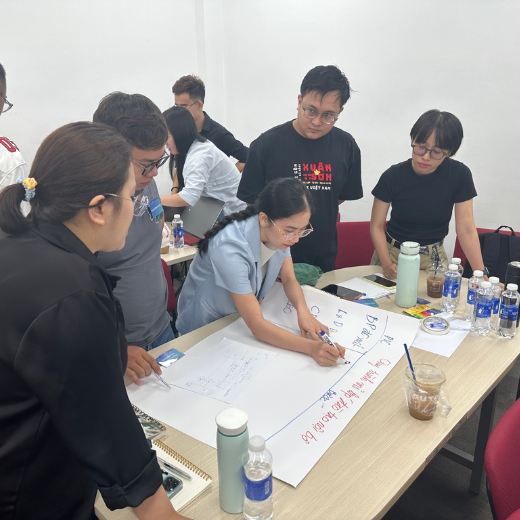 Học viên tham gia thảo luận sôi nổi về quá trình chuyển đổi số trong doanh nghiệp