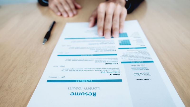 Khi mọi CV đều “tốt như nhau” về mặt từ ngữ, nhà tuyển dụng buộc phải bỏ qua vì không có cơ sở để đánh giá ai nổi bật hơn (Nguồn: Internet).