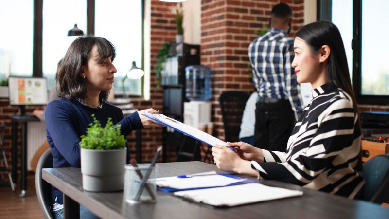 Nhiều CV dành phần lớn dung lượng để nói “tôi là ai”, “tôi có gì”, nhưng lại thiếu một yếu tố quan trọng: Doanh nghiệp sẽ nhận được gì từ bạn. (Nguồn: Internet)