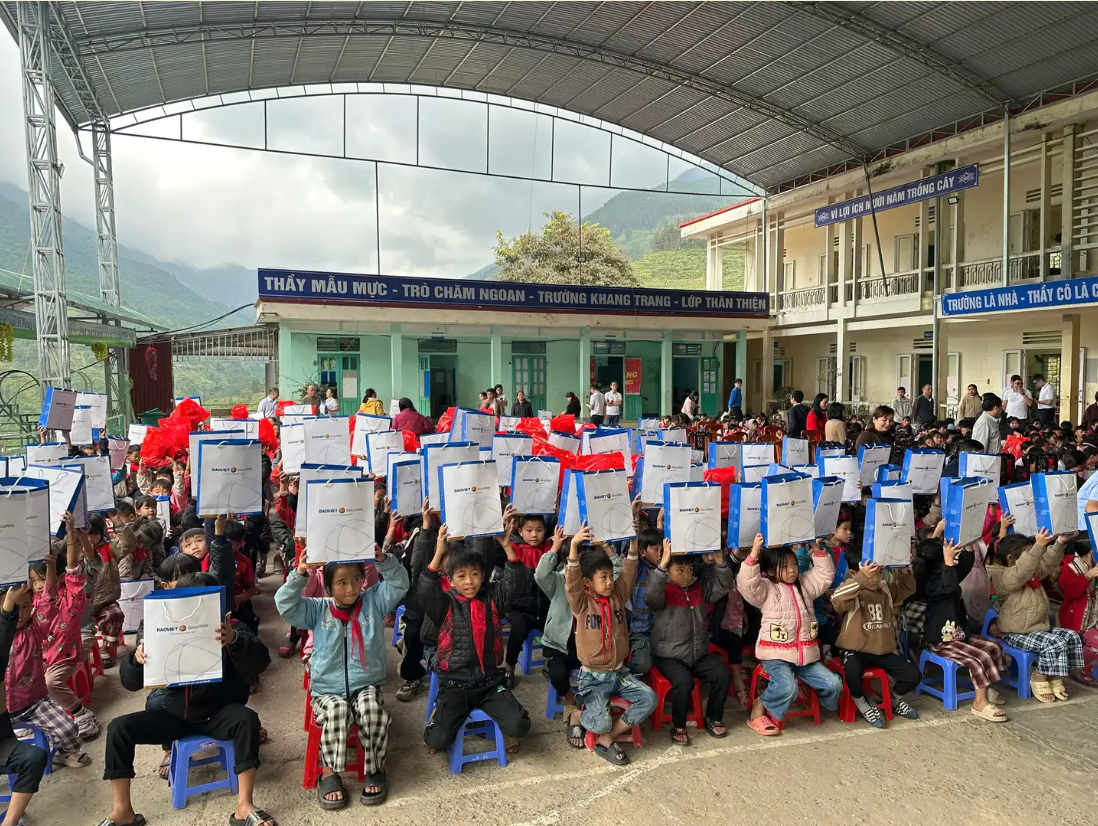 Chương trình nhân ái “Mang hơi ấm tới vùng cao” được BVSC tổ chức thường niên