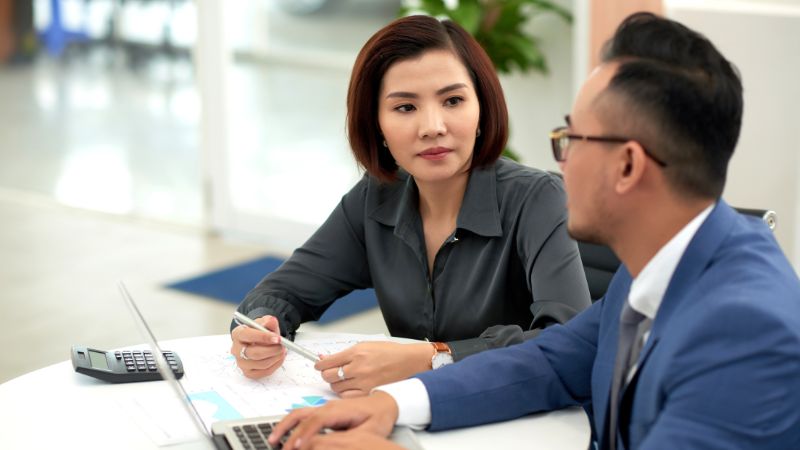 Tìm kiếm, tư vấn sản phẩm, hướng dẫn làm thủ tục, hồ sơ cho khách hàng