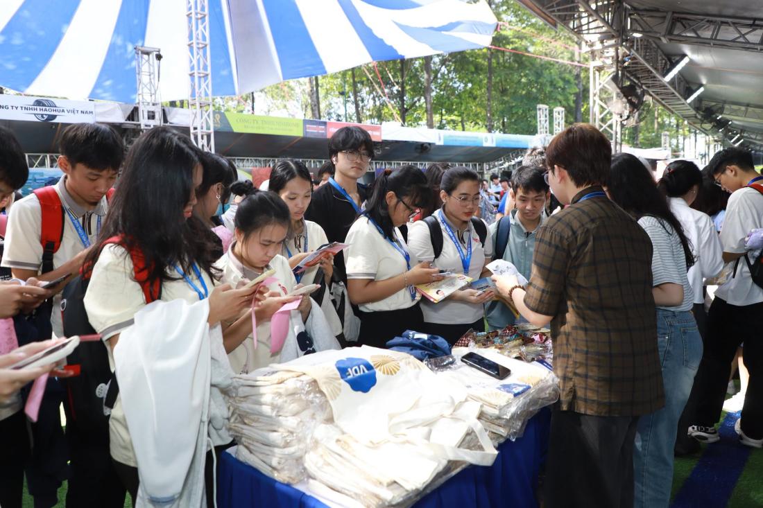 Việc trực tiếp trao đổi với doanh nghiệp giúp sinh viên có điều kiện tiếp xúc gần hơn với quy trình tuyển dụng thực tế. Nguồn: DNTU