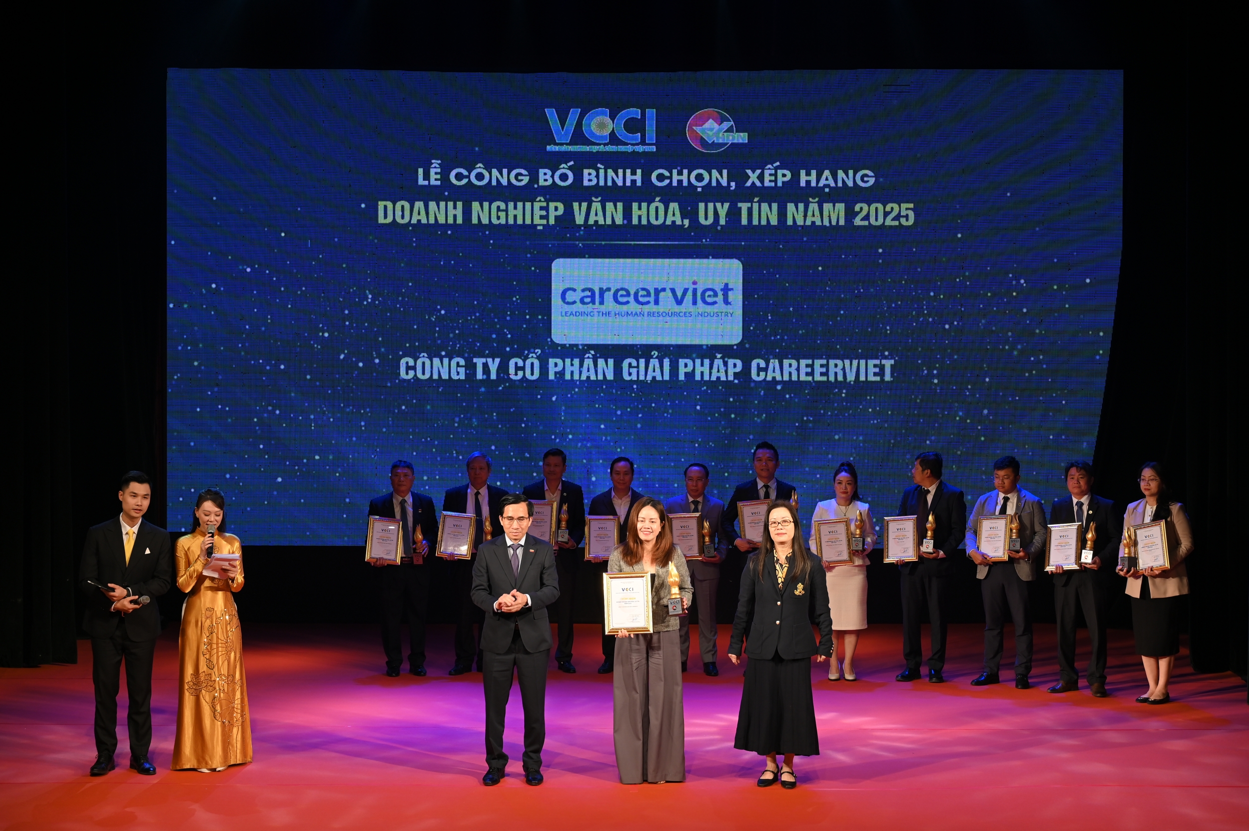 CareerViet nhận giải thưởng “Doanh nghiệp văn hóa, uy tín năm 2025” do VCCI tổ chức
