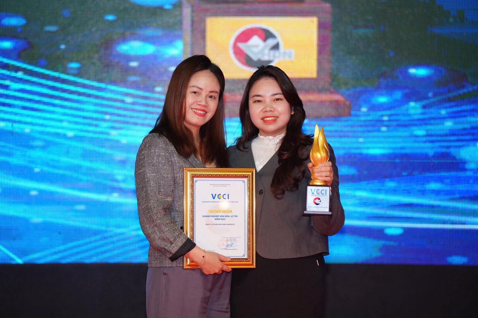 Đại diện CareerViet đầy tự hào khi nhận giải thưởng danh giá