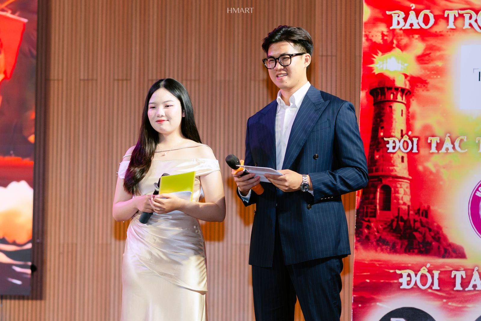 Phía sau ánh đèn sân khấu lung linh là hình ảnh của ban tổ chức tất bật với từng công việc. Nguồn: HMART