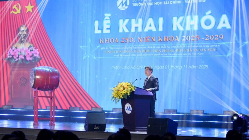 PGS.TS Phạm Tiến Đạt, Bí thư Đảng uỷ, Hiệu trưởng Nhà trường phát biểu tại buổi lễ