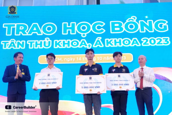 Trường Đại học Gia Định trao học bổng hơn 1,2 tỷ đồng cho sinh viên tại Lễ khai giảng năm học 2023