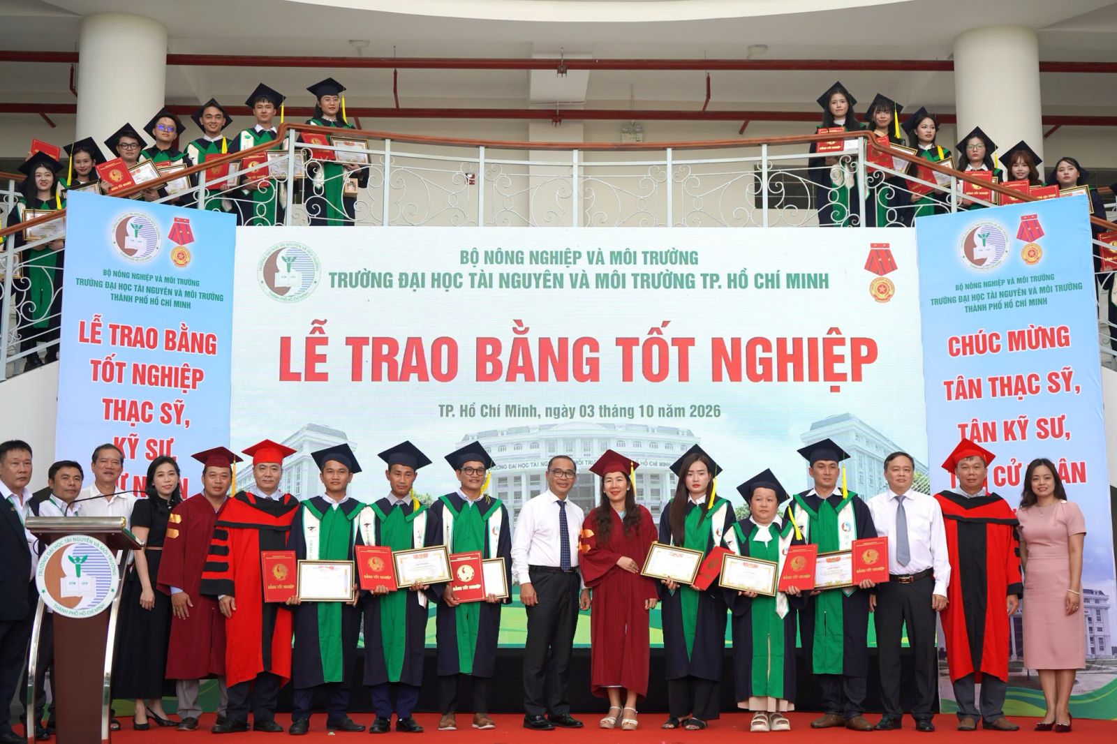 Lễ trao bằng tốt nghiệp năm 2026 tại HCMUNRE, các tân khoa chụp ảnh lưu niệm cùng giảng viên và đại diện nhà trường. Nguồn: HCMUNRE