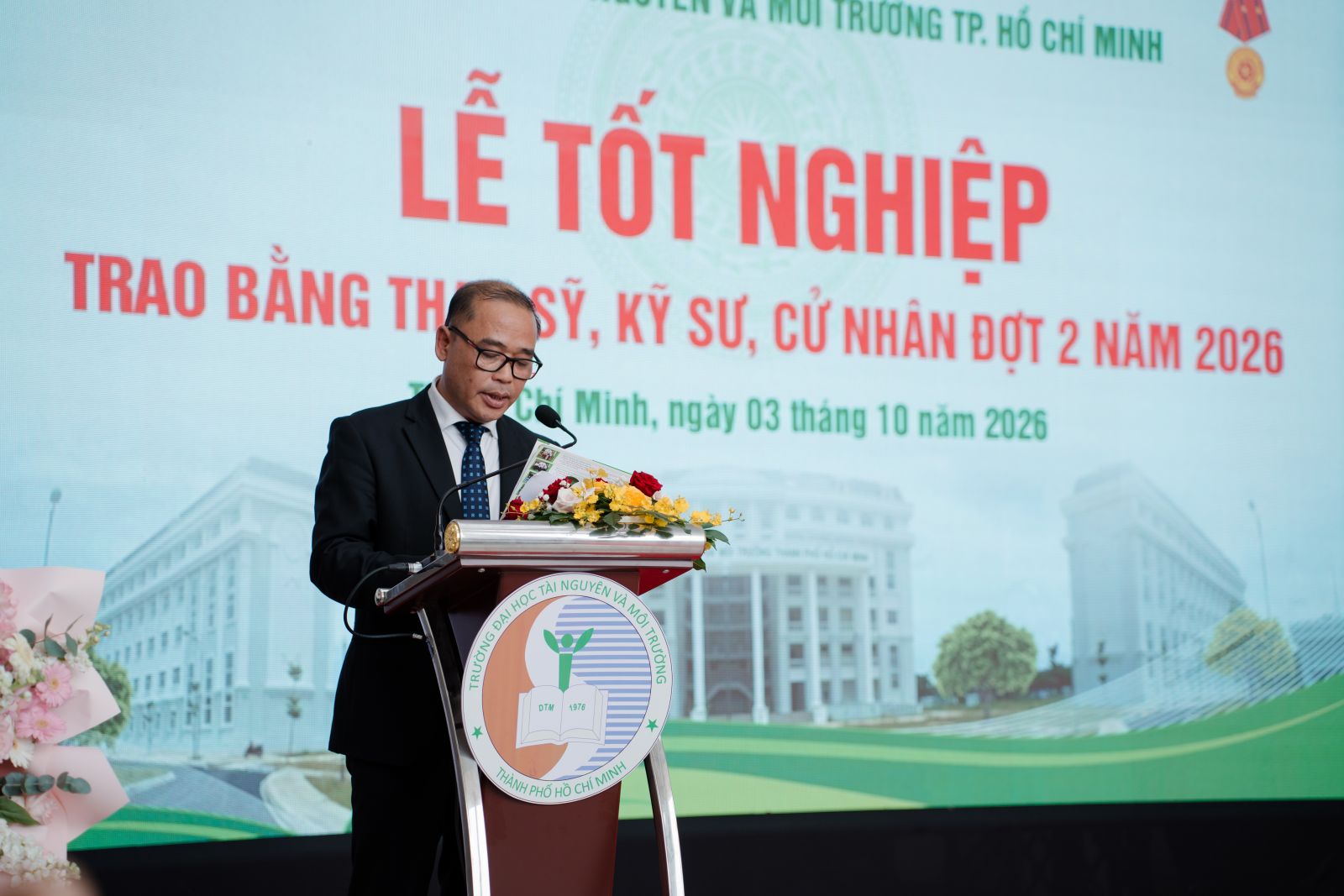 PGS.TS Huỳnh Quyền, Hiệu trưởng Nhà trường phát biểu trong lễ khai giảng. Nguồn: HCMUNRE