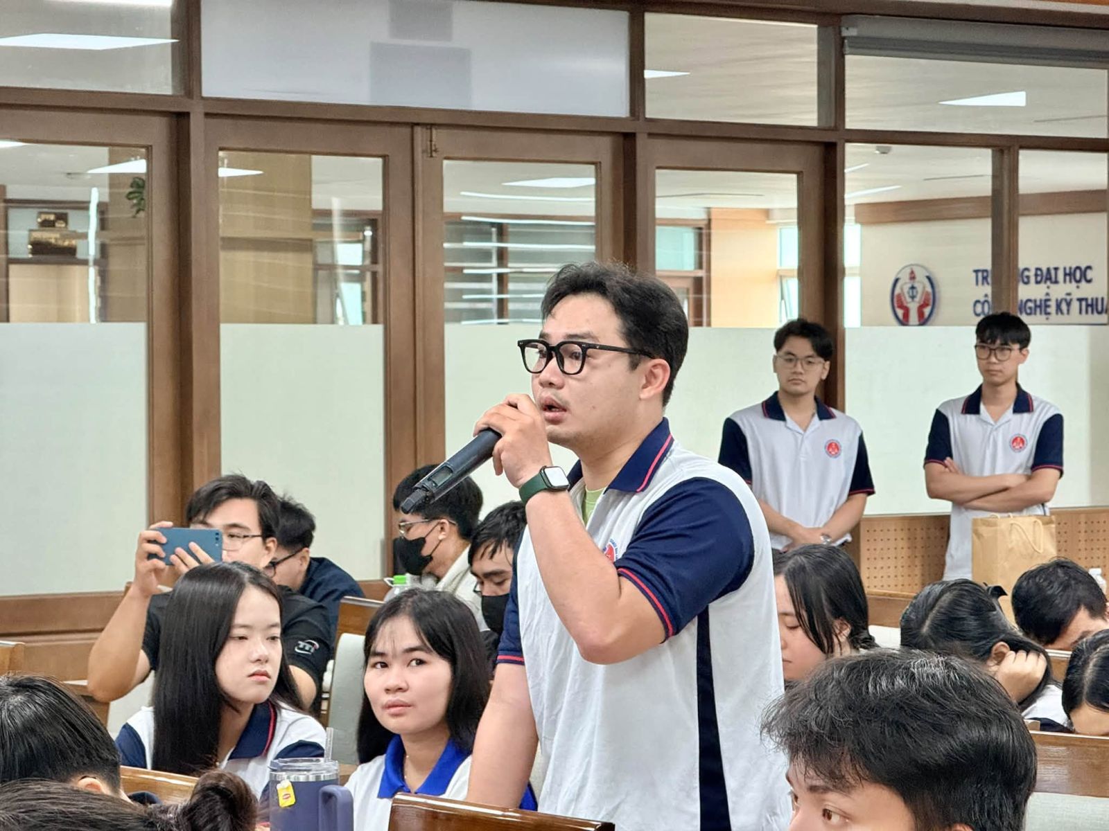 Chuyên đề tạo ra một không gian trao đổi cởi mở cho sinh viên. Nguồn: Khoa Chính trị và Luật - HCM-UTE