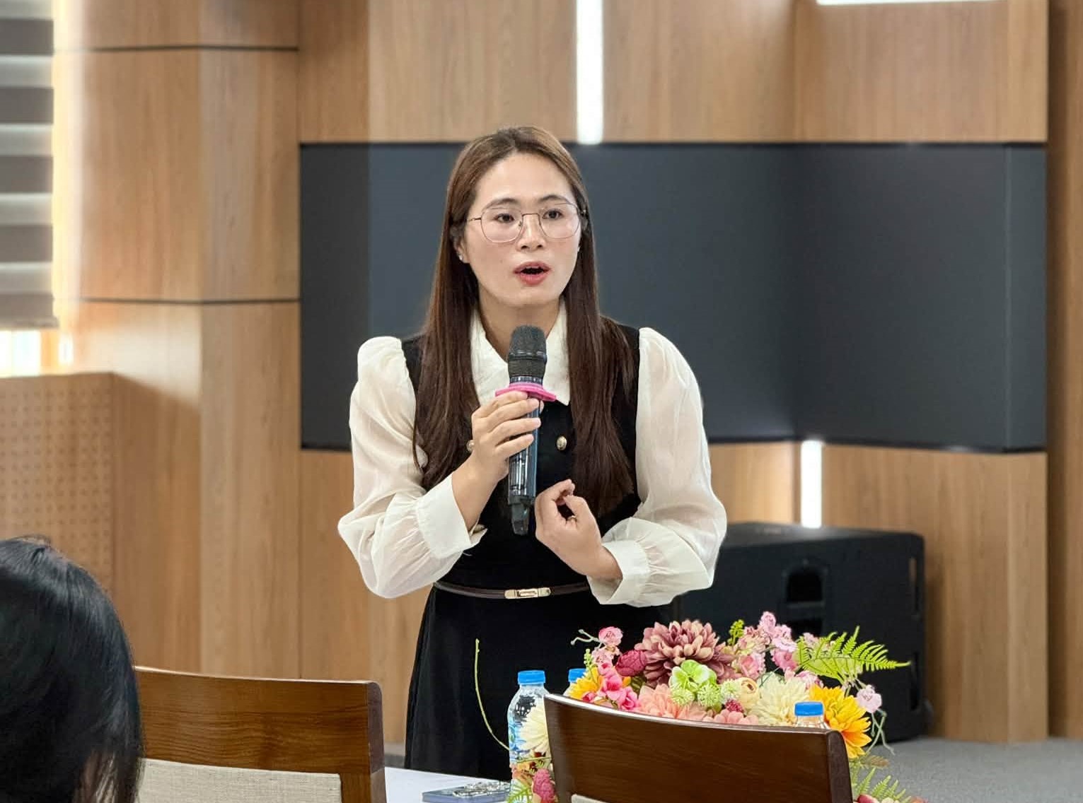 Chị Phạm Thị Bích Ngọc – Senior Customer Service Manager tại CareerViet đang chia sẻ những kinh nghiệm thực tế. Nguồn: Khoa Chính trị và Luật - HCM-UTE