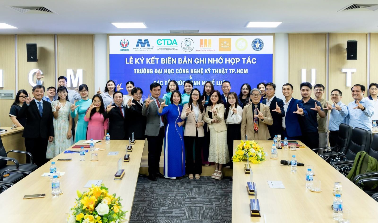 Lễ ký kết biên bản ghi nhớ hợp tác (MOU) giữa HCM-UTE với 7 đơn vị đối tác uy tín. Nguồn: HCM-UTE