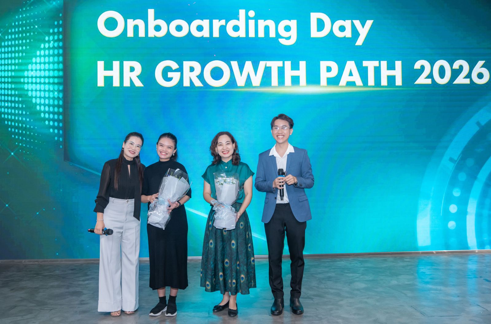 Các vị diễn giả nhận hoa từ Ban tổ chức HR Growth Path 2026