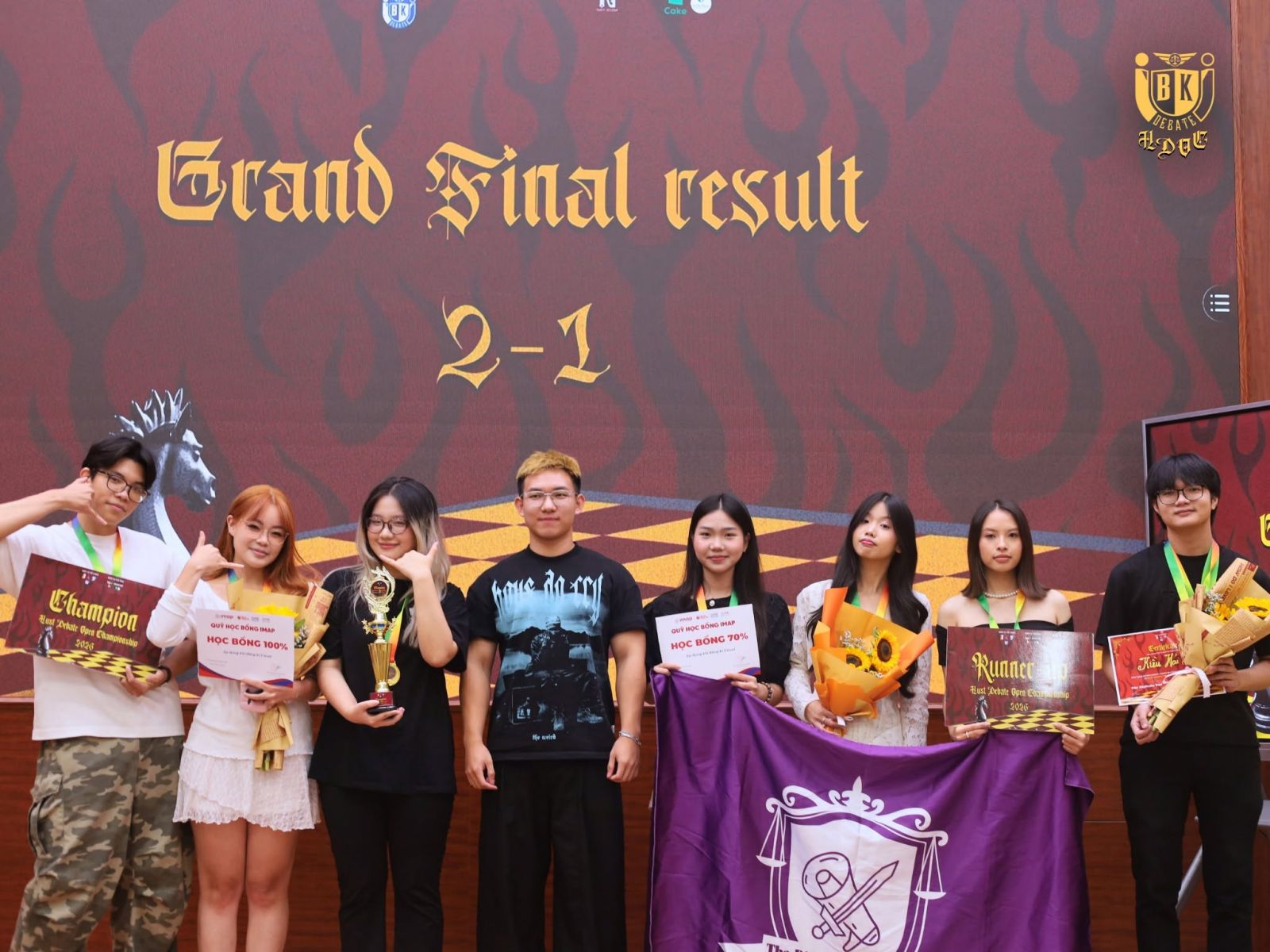 Quán quân và Á quân của HUST DEBATE OPEN CHAMPIONSHIP 2026. Nguồn: CLB Tranh Biện Bách Khoa
