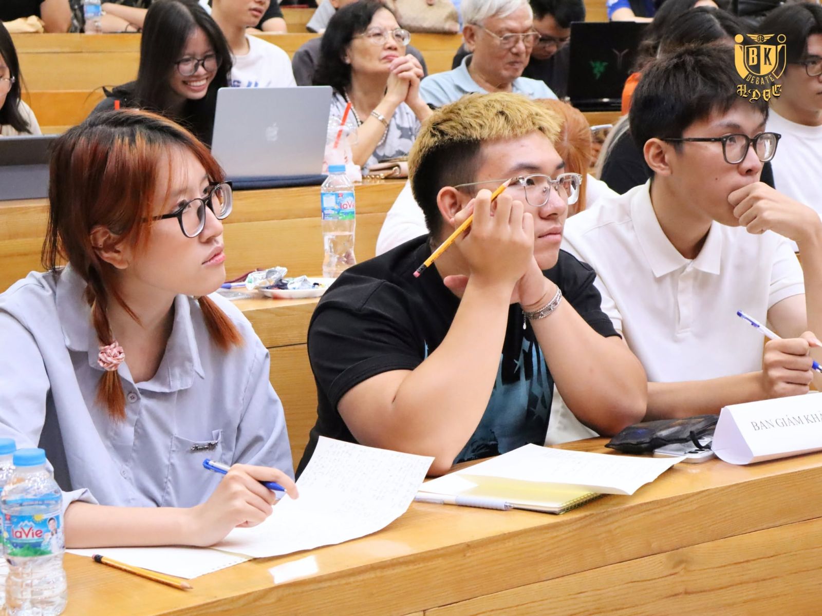 Ban giám khảo của cuộc thi.  Nguồn: CLB Tranh Biện Bách Khoa