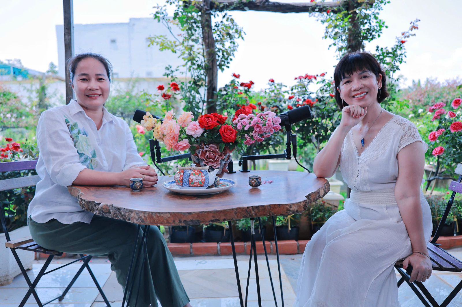 Chị Phạm Thị Quý Hiền - Giám đốc Nhân sự Masan Consumer Holdings cùng Khách mời (Nguồn: Have A Tea Talk)