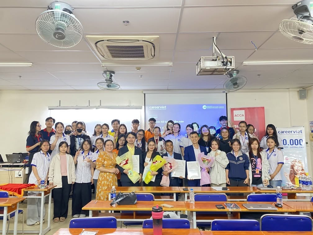 Buổi hội thảo hướng nghiệp giúp sinh viên khối ngành Kế toán - Kiểm toán trang bị hành trang thực chiến toàn diện. Nguồn: CLB Tiếng Anh khoa Kế toán - Kiểm toán CCC