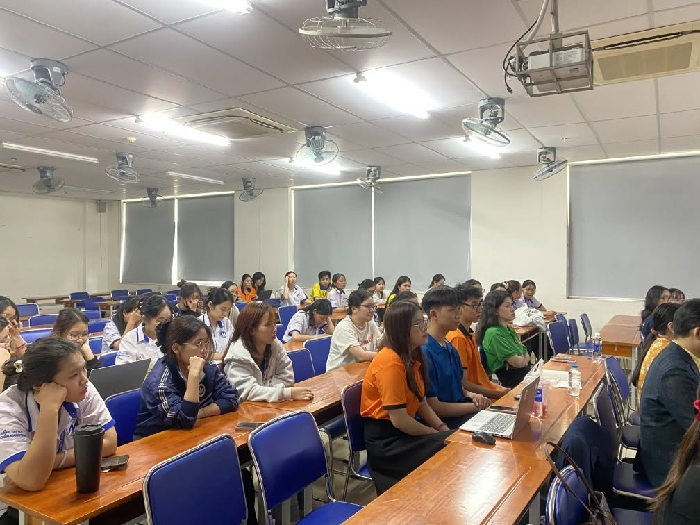 Sự chuẩn bị về tư duy thực chiến và kỹ năng ứng tuyển giúp nhân sự trẻ tự tin khẳng định giá trị bản thân trước mọi nhà tuyển dụng. Nguồn: CLB Tiếng Anh khoa Kế toán - Kiểm toán CCC